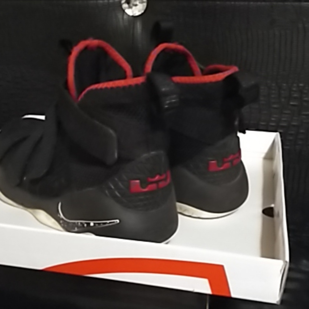 Nikes - Picture 4 of 4